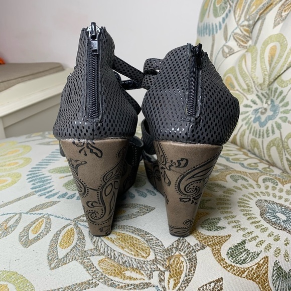 Reneeze Black Strappy Wedge Heel Paisley Sz 8 - Picture 4 of 4